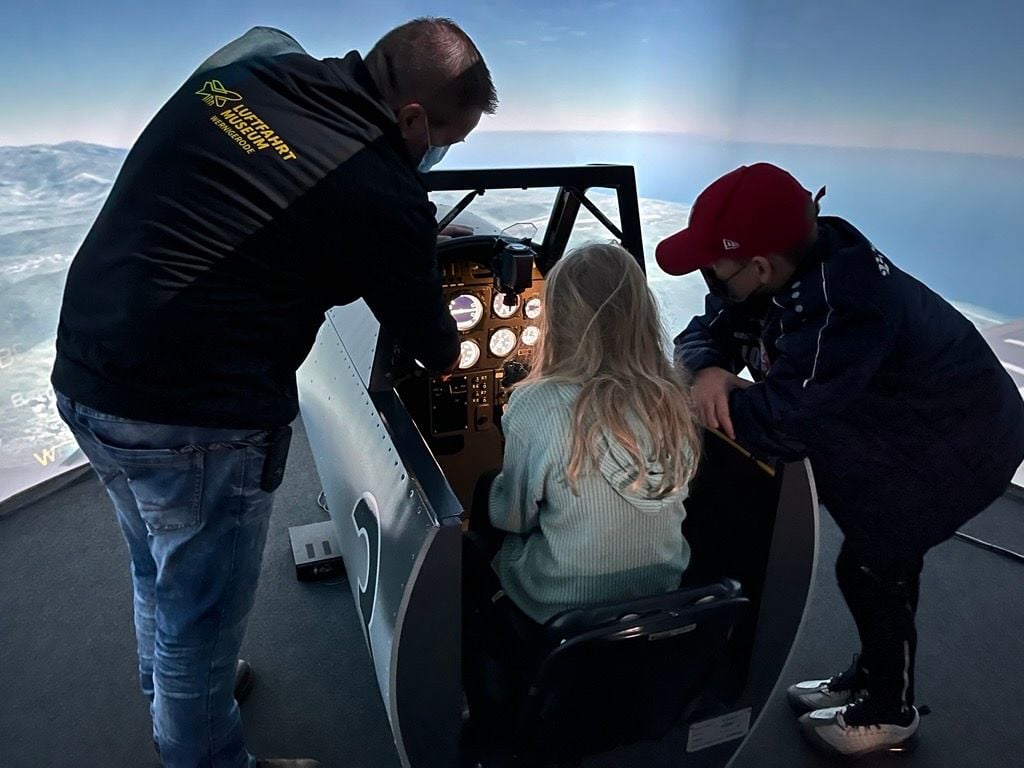 Im Flugsimulator können Kinder selbst einmal das Steuer übernehmen und den Traum vom Fliegen ausprobieren.