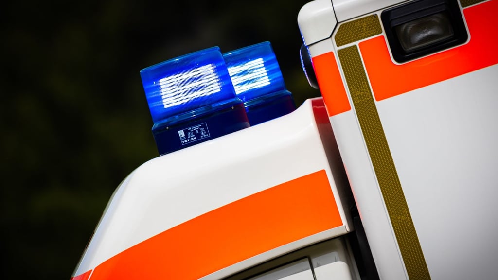 In Halle (Saale) wurde ein Autofahrer schwer verletzt, nachdem er auf der Europachaussee die Kontrolle über sein Fahrzeug verlor.
