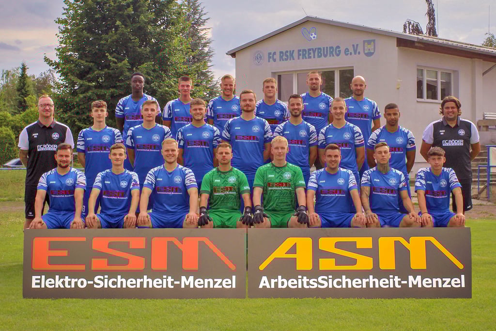 Der FC RSK Freyburg vor der neuen Landesklasse-Saison, hinten, v.l.: Bonandji Nunes, Jan Hofmann, Jonas Weise, Fabian Großmann, Max Illig, Alexander Giese; Mitte, v.l.: Trainer Ronny Sieber, Louis Mohrmann, Thomas Stahl, Marvin Mänicke, Felix Kaiser, Max Schirner, Till Kirchhoff, Sergio Schulz, Physiotherapeut Michael Staake; vorn, v.l.: Jonas Schmiedl, Lukas Töpe, Marvin Bagdohn, Marcel Derbek, Christoph Madeja, Marcel Rosenberg, Steven Krumbholz, Leon Staupendahl. Es fehlen: Malam Sambu, Sino Alalo, Khail Alalo, Felix Bartel, Daniel Söll, Pierre Gottschalk, Darius Keller, Daniel Fischer, Arne Beyer, Joannes Müller, Jonas Schied, Sebastian Hüttig, Dominic Katzmarek sowie die Co-Trainer Daniel Keller und Denis Hörnig.