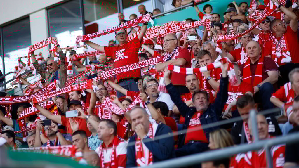 Das Leuna-Chemie-Stadion war gegen den FC Augsburg ausverkauft.
