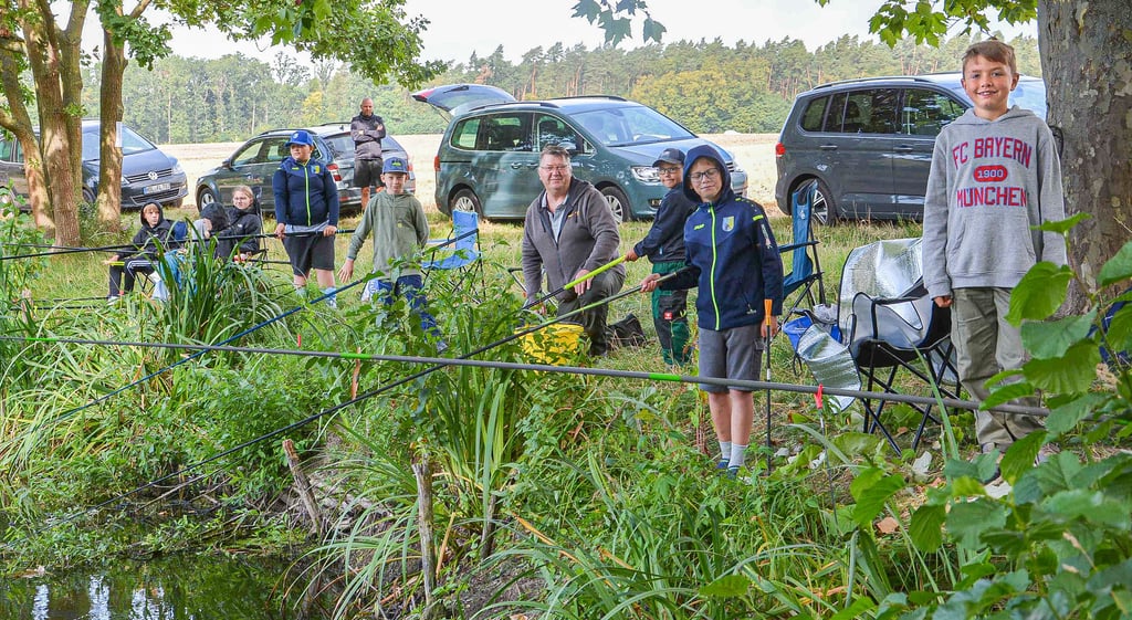 Zur Jugendfischereischein-Prüfung beim Kreisanglerverein haben sich diesmal überdurchschnittliche viele Kinder angemeldet. Hier übt ein Teil davon am Nonnenspringteich in Haldensleben.