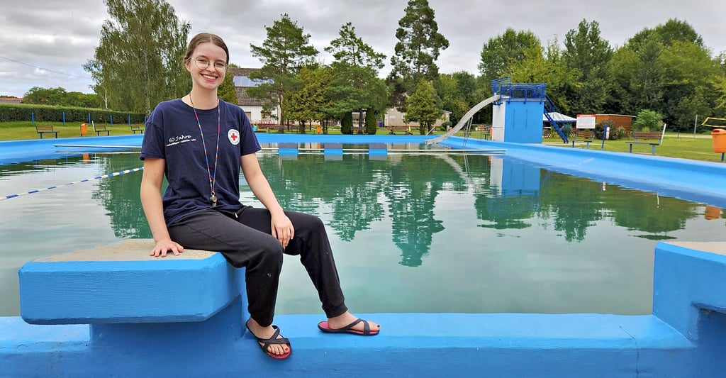 Marja Reuter ist diesen Sommer als Rettungsschwimmerin im Freibad in Glauzig im Einsatz.