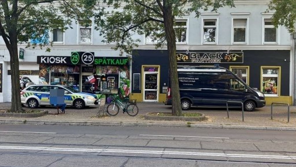 In der Lübecker Straße in Magdeburg haben unbekannte Täter auf eine Scheibe geschossen.