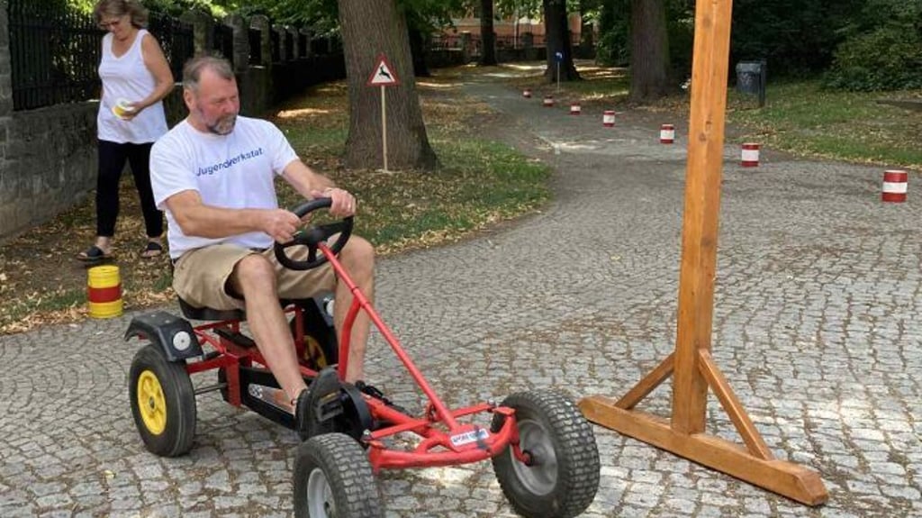 Der Apothekergraben wird beim Mühlenfest zur Rennstrecke mit Hindernissen, die Roland Niehoff ausprobiert.