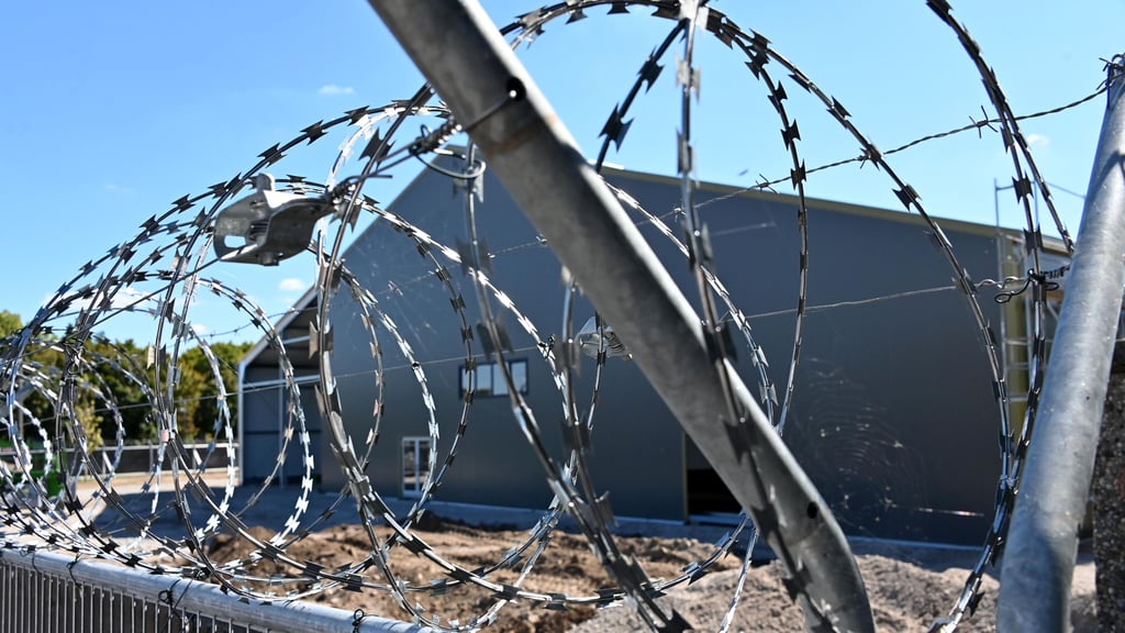 Nach dem Anschlag auf den Weihnachtsmarkt in Magdeburg hat die Staatsanwealtschaft jetzt offiziell Anklage erhoben. Das Behelfsgericht für den Prozess entsteht aktuell in Magdeburg. 