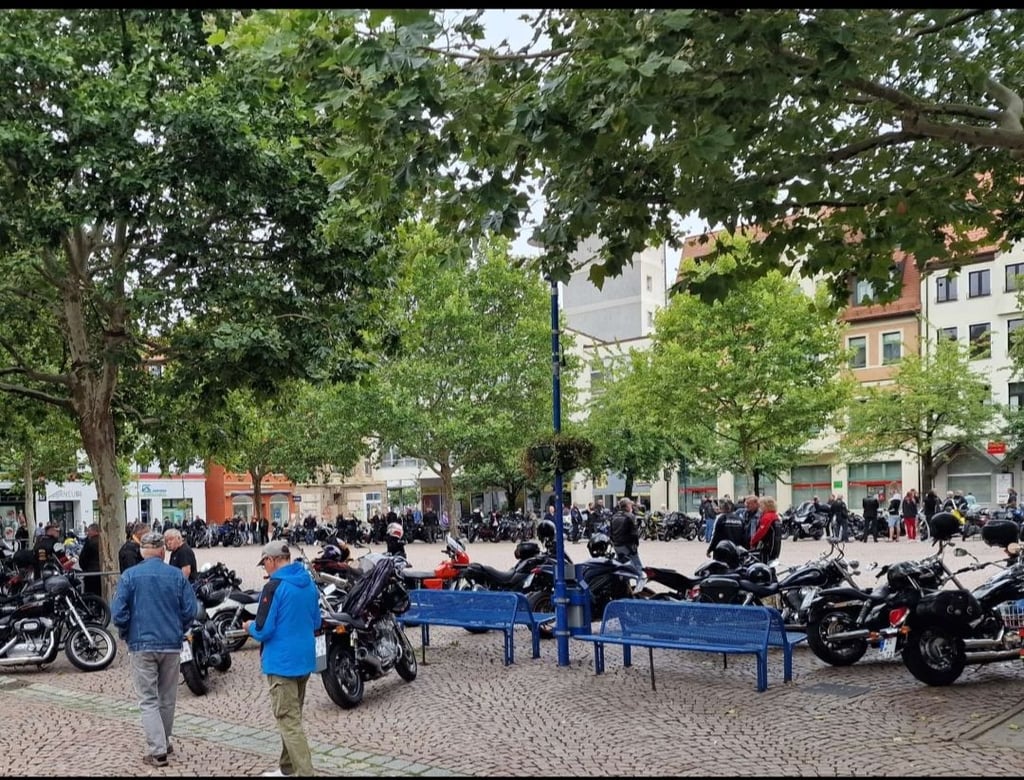 Rund 170 Fahrzeuge trafen sich auf dem Bitterfelder Marktplatz, bevor es hinauf zum Bitterfelder Bogen zum Bikergottesdienst ging.