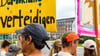 Demonstranten stellen sich in Spremberg gegen eine Versammlung der rechtsextremen Gruppierung Der Dritte Weg. (Archivbild)