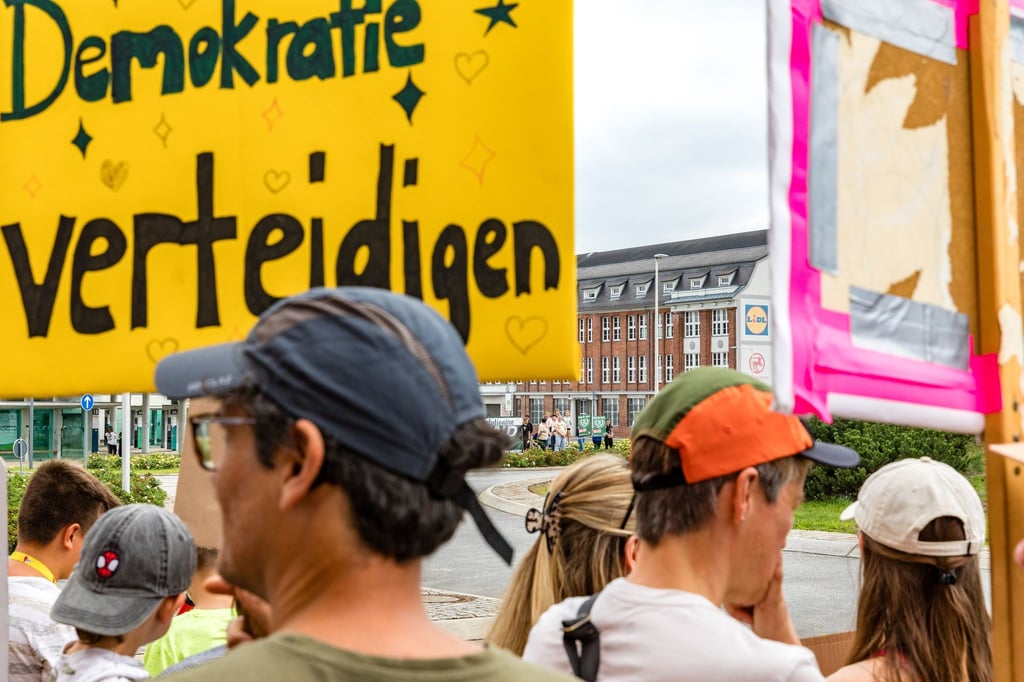 Demonstranten stellen sich in Spremberg gegen eine Versammlung der rechtsextremen Gruppierung Der Dritte Weg. (Archivbild)