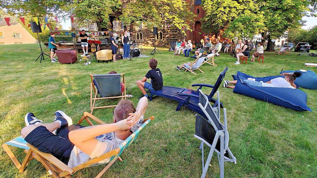 Dem Klang des Wassers spürten die Besucher des Hörspielsommers nach. Dabei erfuhren sie im Gespräch von Pfarrerin Bettina Lampadius-Gaube mit Julia Hemmerling auch, wie Hörgeschichten entstehen. Silent Disco, Livemusik und Gottesdienst ergänzten das umfangreiche Programm.