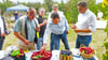 Beim Besuch von Landwirtschaftsminister Sven Schulze (rechts) wurden Produkte der Kleingärtner verkostet. So labten sich der Präsident des Landesverbands der Gartenfreunde, Olaf Weber (von links), der Spartenvorsitzende Thomas Osterloh, Uwe Baier, als Vertreter des Landratsamtes,  der Ortsbürgermeister Tino Bauer und der Minister an Äpfeln der Marke Gravensteiner.