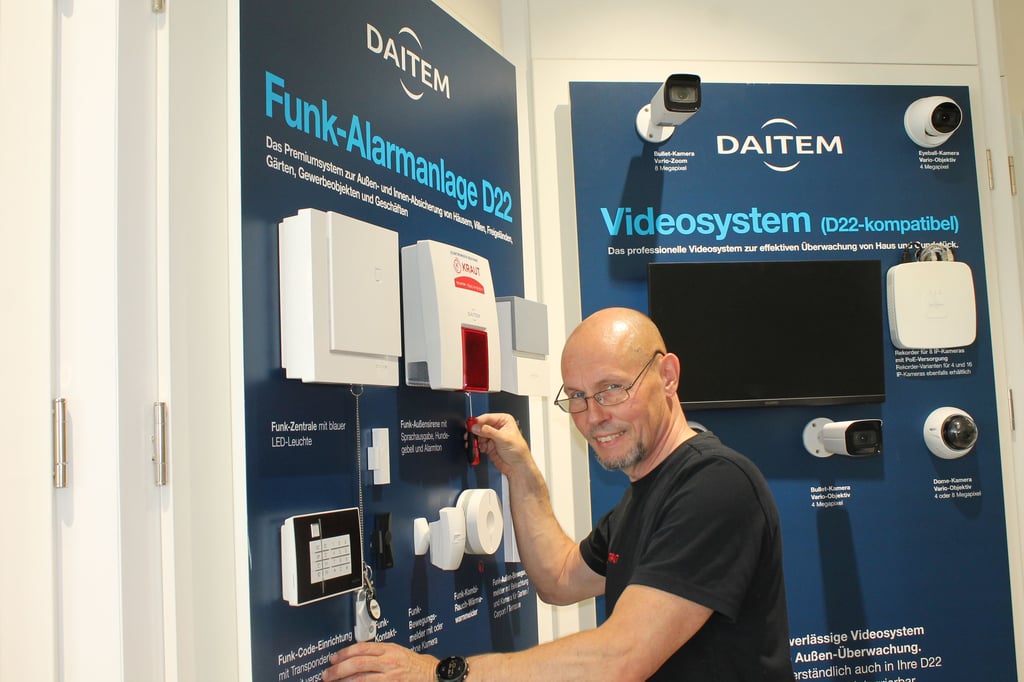 Mitarbeiter Henning Hass an einer der zahlreichen Modellexpositionen im Foyer des Kraut Systemhauses in Wernigerode.