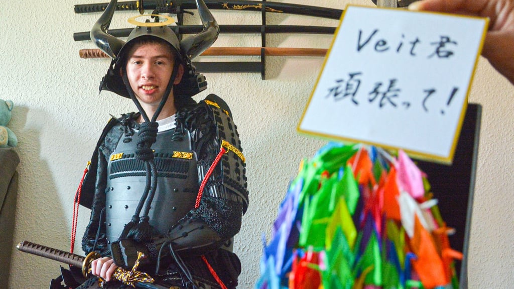 Japan-Fan Veit hat im Kampf gegen seine unheilbare Erkrankung nun die schönste Untertsützung aus Japan bekommen. Und auch sonst hat er sich dank Spenden mit einer richtigen Samurai-Rüstung einen seiner zwei größten Träume im Leben erfüllen können.