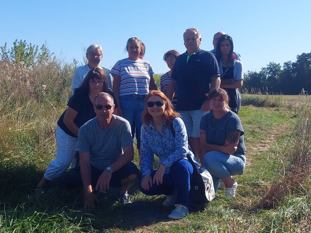 Widerstand in der Erich-Weinert-Siedlung in Staßfurt: Anwohner um Sabine Ernst (vorne links) und Manuela Krüger (vorne 2. von rechts) sind gegen einen Spielplatz am Ende der Baumeckerstraße – und haben jetzt ebenfalls eine Unterschriftensammlung gestartet.