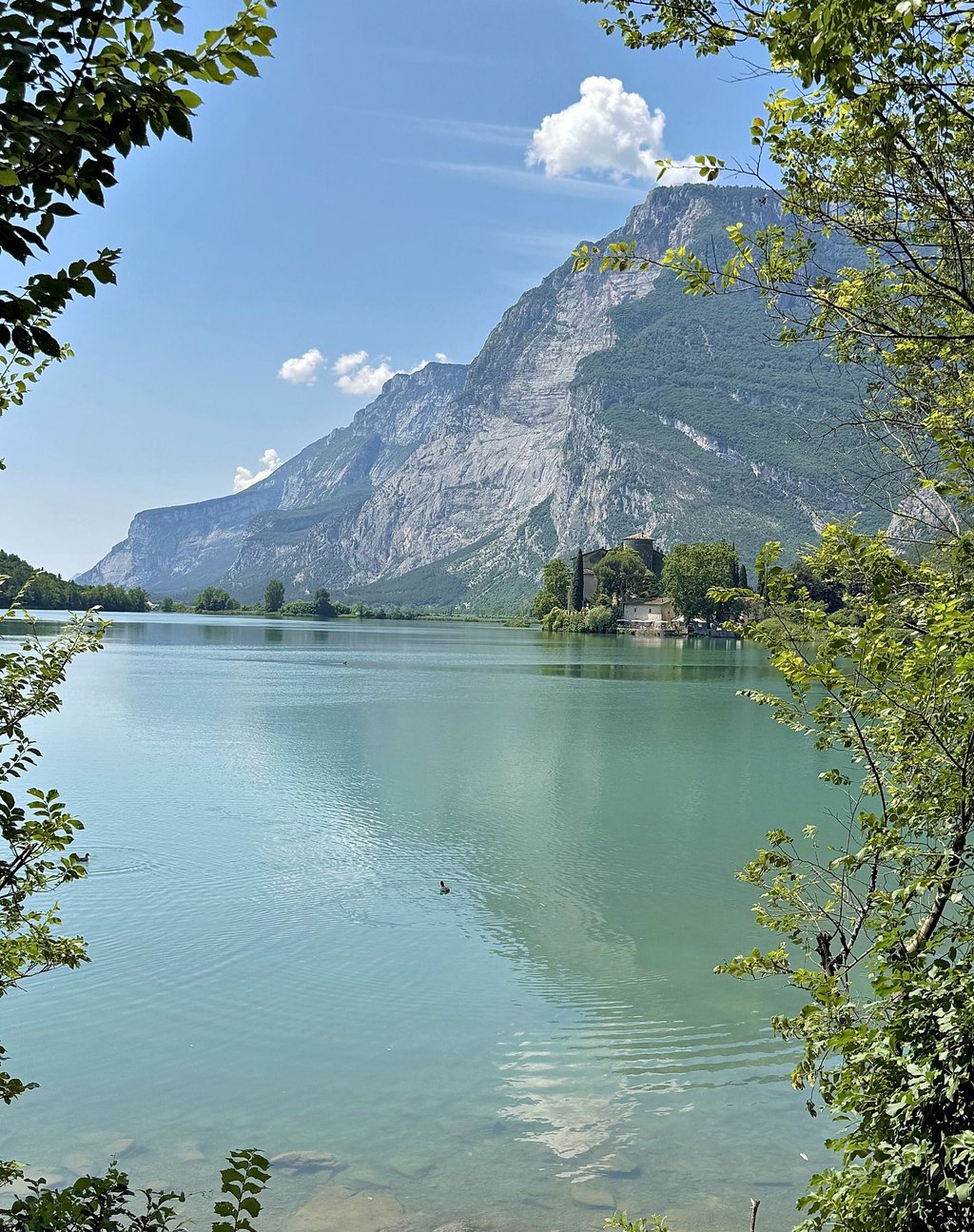 Im Valle dei Laghi treffen funkelnde Seen auf schroffe Felsen und liebliche Weinberge.