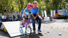 Radsport-Legende Jens Voigt (rechts) versucht, im Rahmenprogramm der Deutschland Tour Kindern den Spaß an der Bewegung zu vermitteln.