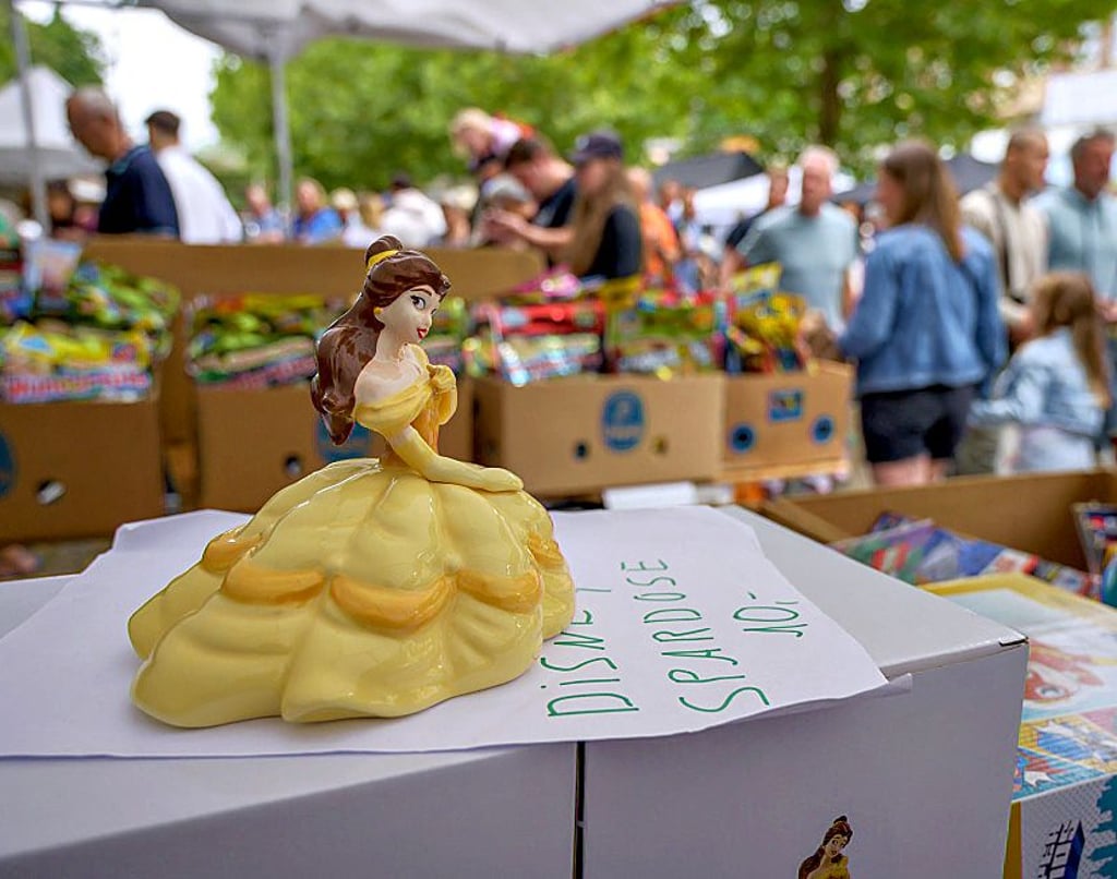 In der Hagenstraße kann bald nach Herzenslust gestöbert werden – bei „Rollis Flohmarkt“.