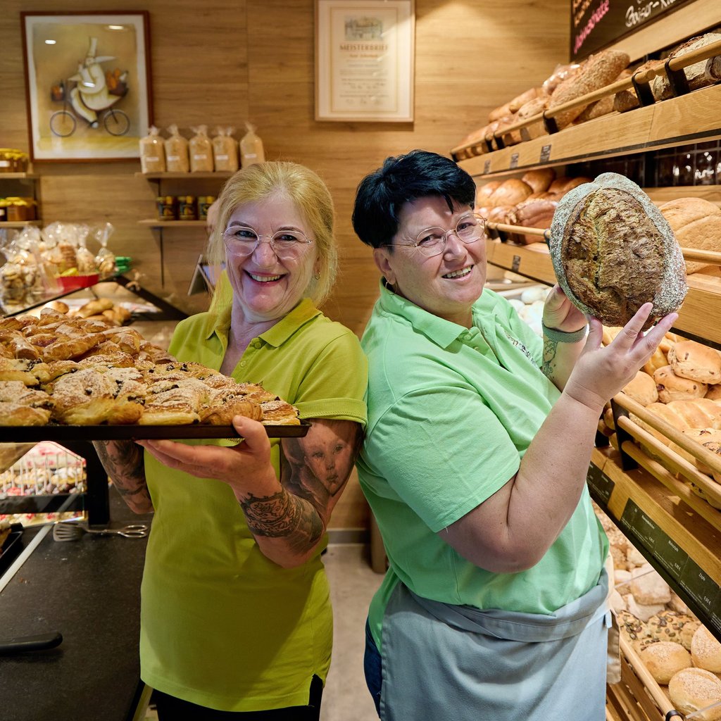 Annette Ruppelt und Alexandra Hartmann (re.) präsentieren im Geschäft der Bäckerei Silberbach in der Marktstraße in Wernigerode frisches Backwerk.