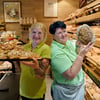 Annette Ruppelt und Alexandra Hartmann (re.) präsentieren im Geschäft der Bäckerei Silberbach in der Marktstraße in Wernigerode frisches Backwerk.