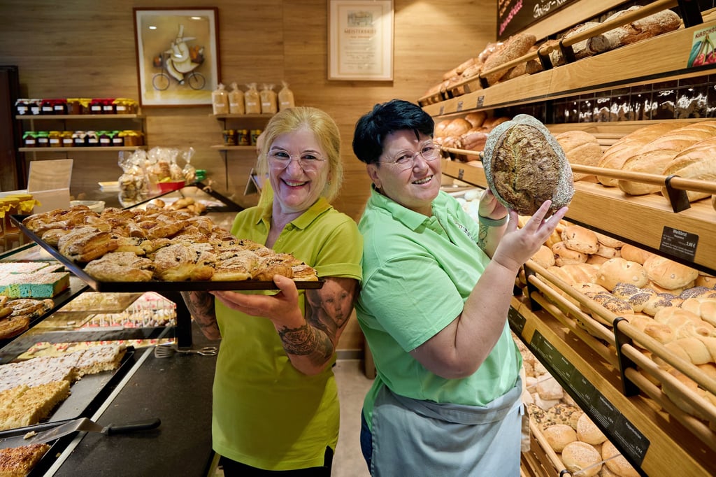 Annette Ruppelt und Alexandra Hartmann (re.) präsentieren im Geschäft der Bäckerei Silberbach in der Marktstraße in Wernigerode frisches Backwerk.