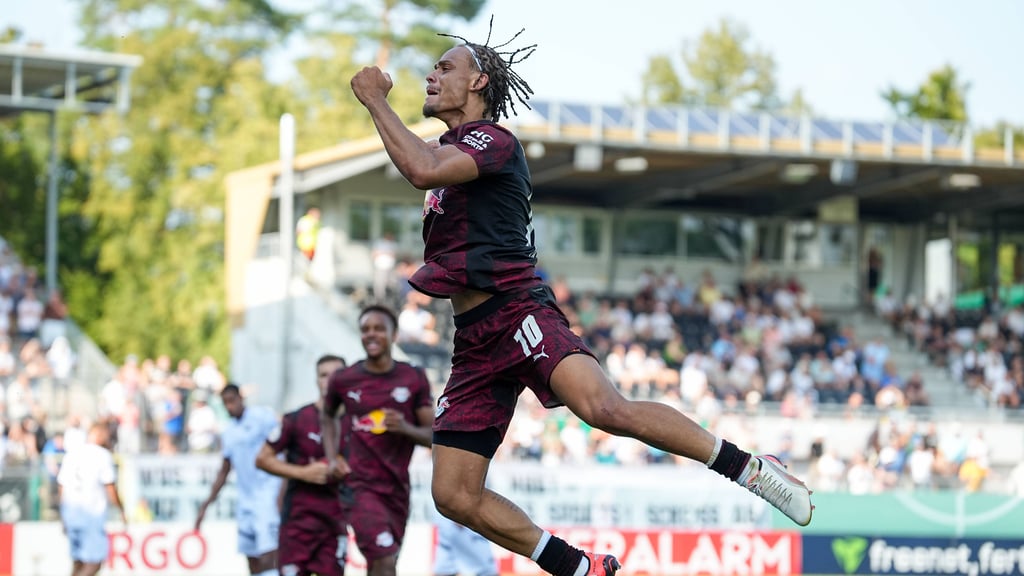 Xavi Simons bejubelt sein Tor im DFB-Pokal gegen Sandhausen.