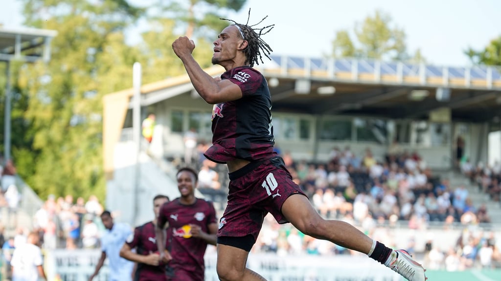 Xavi Simons bejubelt sein Tor im DFB-Pokal gegen Sandhausen.