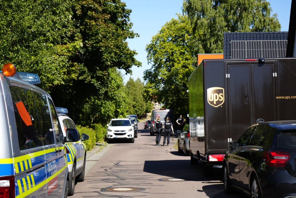 Die Situation in der Hinteren Dorfstraße in Holzweißig: Die Polizei ist bei der Unfallaufnahme.