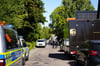 Die Situation in der Hinteren Dorfstraße in Holzweißig: Die Polizei ist bei der Unfallaufnahme.