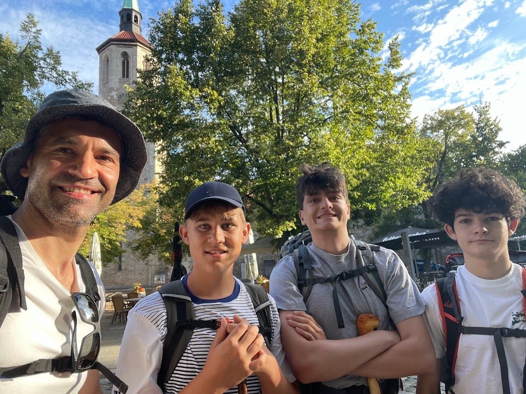 Christian Schulz startete mit mit seinem Sohn Kilian (Mitte) und dessen Freunden Michael Oettinger und Florian Anger (rechts) in Braunschweigs historischer Altstadt.
