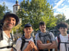 Christian Schulz startete mit mit seinem Sohn Kilian (Mitte) und dessen Freunden Michael Oettinger und Florian Anger (rechts) in Braunschweigs historischer Altstadt.