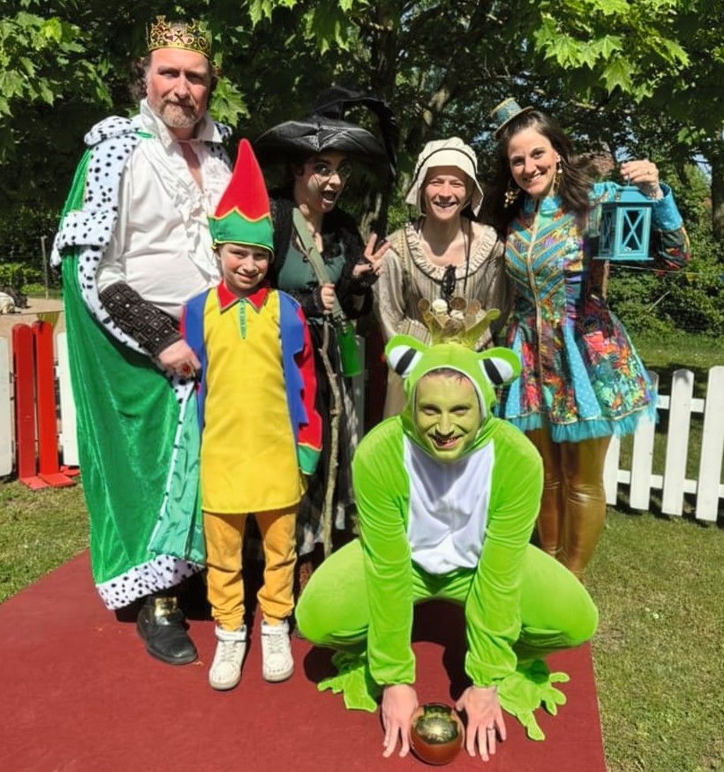 Bekannte Figuren wie der Froschkönig, die Knusperhexe und König Drosselbart gehören zur Märchen-Crew im Erlebnispark Memleben.