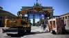 Die Deutsche Stiftung Denkmalschutz wies auch mit einer Aktion am Brandenburger Tor auf ihr „Schwarzbuch“ hin.