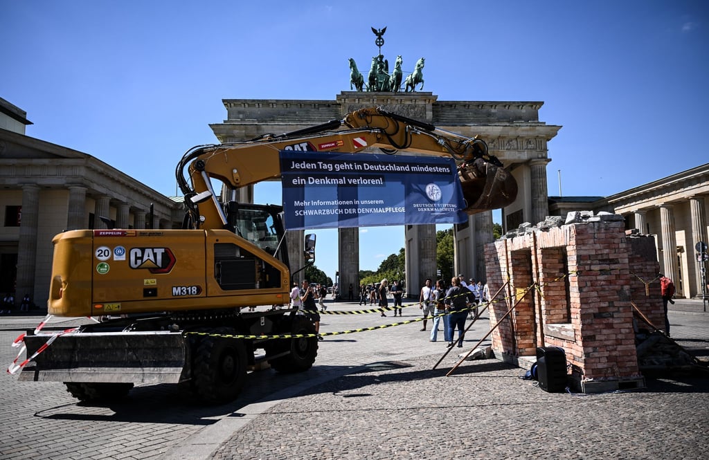 Die Deutsche Stiftung Denkmalschutz wies auch mit einer Aktion am Brandenburger Tor auf ihr „Schwarzbuch“ hin.