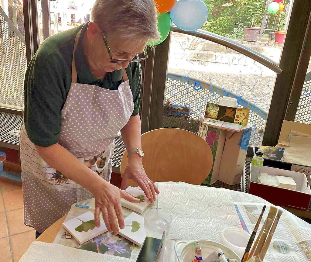 Nora Schneider von der Ateliegemeinschaft „Schöpfrad“ präsentiert in der Wassertormühle, die den Künstlern auch ein Zuhause gibt, Kunst mit Ginkgo-Blatt.