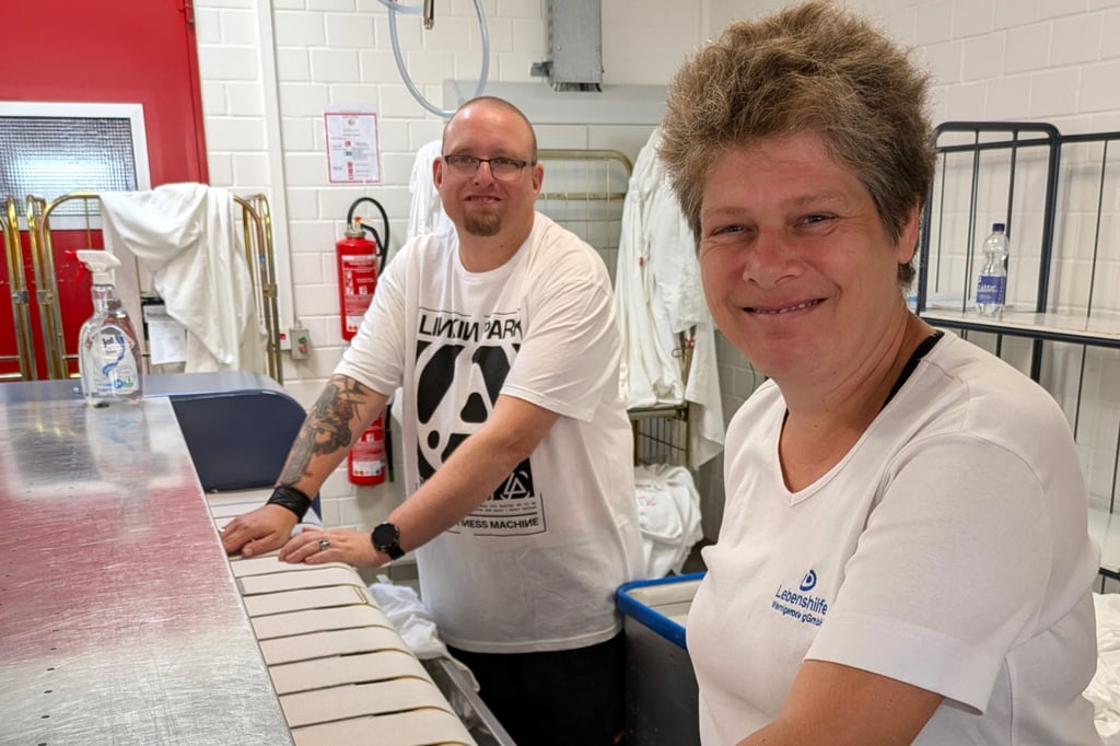 In der Wäscherei werden täglich rund 1200 kg Textilien gewaschen und gemangelt.