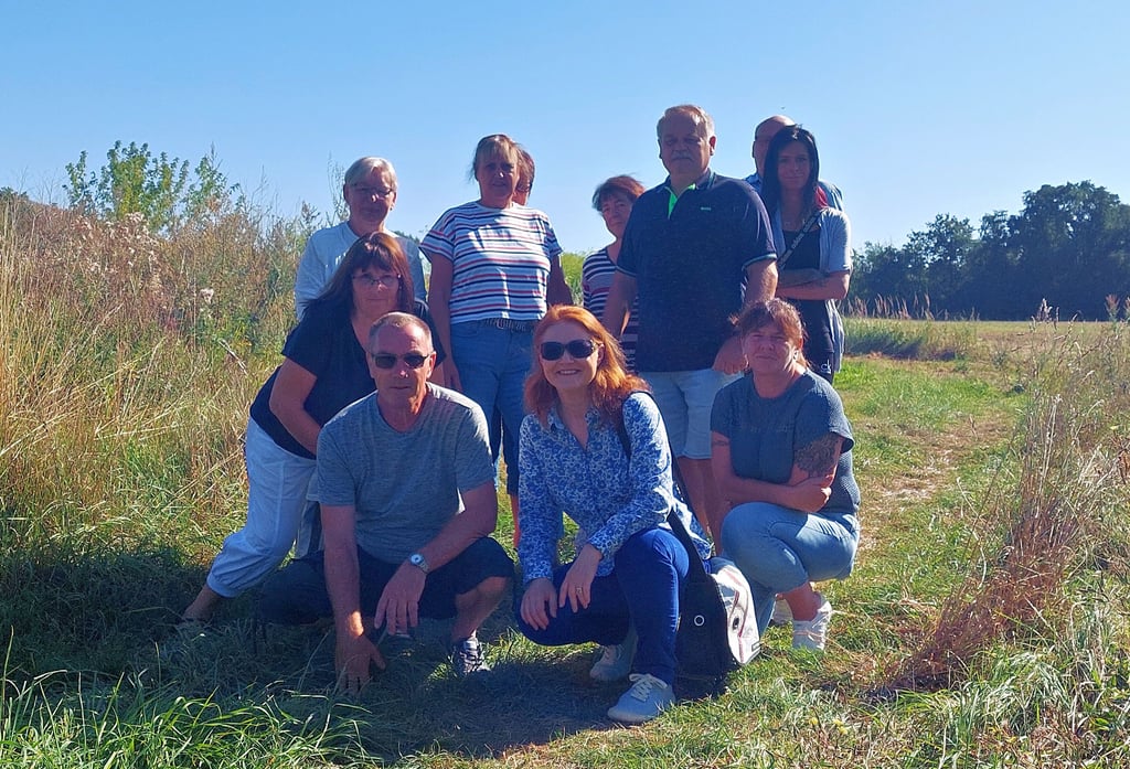 Widerstand in der Erich-Weinert-Siedlung: Anwohner um Sabine Ernst (vorne links) und Manuela Krüger (vorne 2. von rechts) sind gegen einen Spielplatz am Ende der Baumeckerstraße – und haben jetzt ebenfalls eine Unterschriftensammlung gestartet.