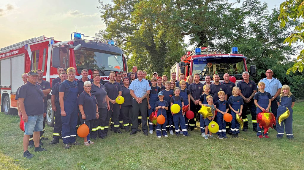Die Ortsfeuerwehr Retzau stellt sich zum Gruppenbild auf, begrüßt des neue Löschfahrzeug (l.) und verabschiedet sich vom alten Gefährt.