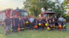 Die Ortsfeuerwehr Retzau stellt sich zum Gruppenbild auf, begrüßt des neue Löschfahrzeug (l.) und verabschiedet sich vom alten Gefährt. 