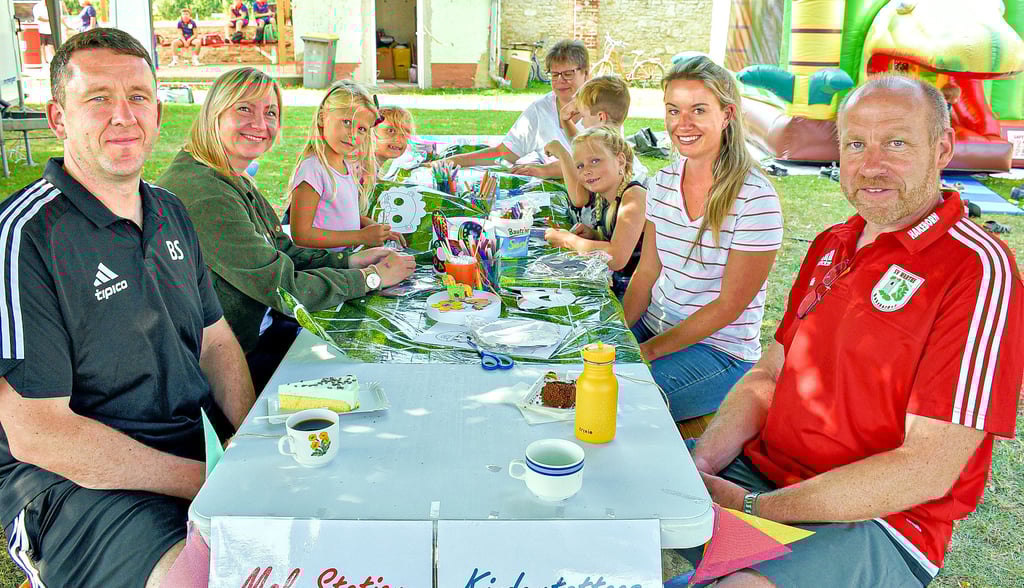 Beim Kinder- und Familiensportfest des SV „Warthe“ Hakeborn kamen auch die kleinsten Gäste nicht zu kurz. Sie konnten dort unter alten Bäumen malen oder sich tätowieren lassen. Vereinschef Nils Heinemann (r.) und Gemeinderat Benjamin Seilz schauten ihnen dabei über die Schulter.