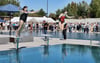 Celina Dolata und Lea Menge beim ersten Sprung ins Schwimmerbecken des sanierten Stadtbads.