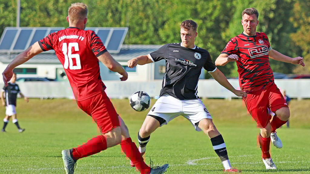 Rotation Aschersleben, hier mit Paul Siegel (Mitte), gewann ein Testspiel gegen die zweite Vertretung des Blankenburger FV deutlich mit 7:0.