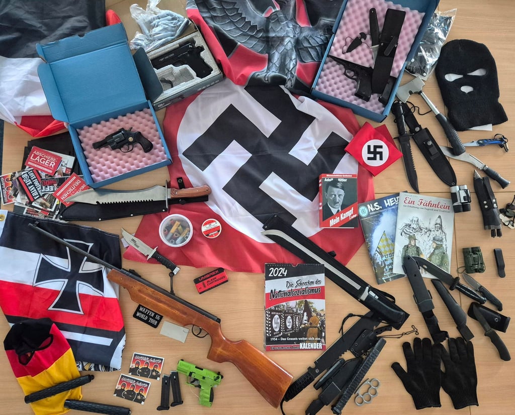 Einsatzkräfte der Polizei haben Wohnungen von fünf mutmaßlichen Mitgliedern einer rechtsextremistischen Gruppe in der Stadt Bremen durchsucht und zahlreiche Waffen und Gegenstände sichergestellt. (Handout)