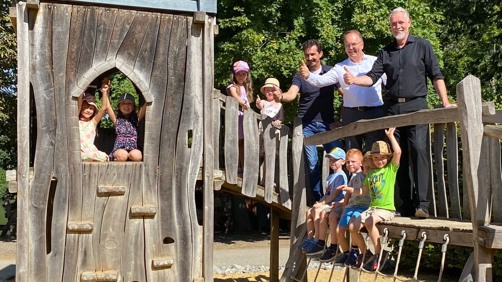 Die Vorschüler aus dem Harzblick sowie Andreas Meling (Bürgerpark), Reiner Schomacker (Harzsparkasse) und Thomas Helmuth (Volksstimme) freuen sich auf das Kinderfest im Wernigeröder Bürgerpark.
