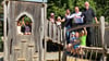 Die Vorschüler aus dem Harzblick sowie Andreas Meling (Bürgerpark), Reiner Schomacker (Harzsparkasse) und Thomas Helmuth (Volksstimme) freuen sich auf das Kinderfest im Wernigeröder Bürgerpark.