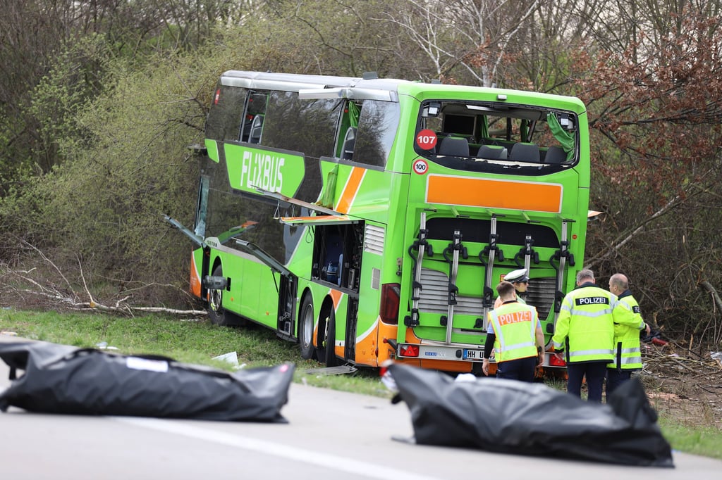 Auf der A9 hat sich im vergangenen Jahr ein schwerer Unfall mit einem Flixbus ereignet. Vier Menschen starben.