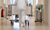 Krankenhausflur: Die TK fordert, auch Budgetsteigerungen für Deutschlands Kliniken zu begrenzen. Viele Häuser sind bereits defizitär.