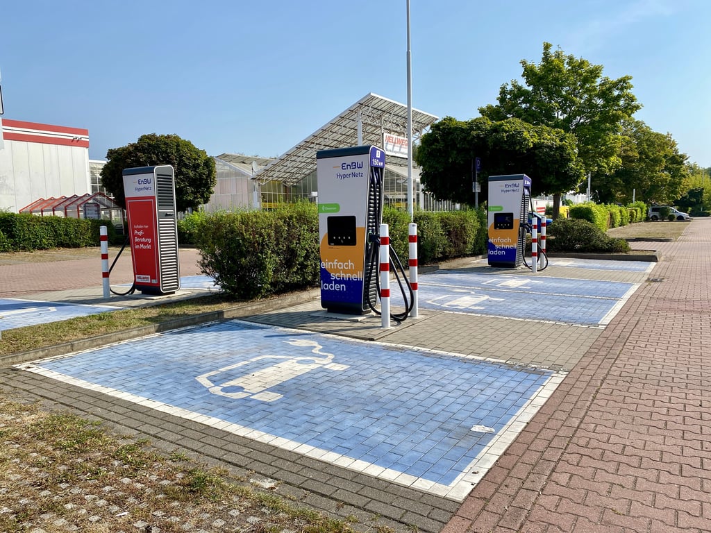 Nach Gerüchten um die Schlißeung des Hellweg in Magdeburg kommen auch Fragen zur Zukunft der dort vorhandenen E-Ladesäulen.