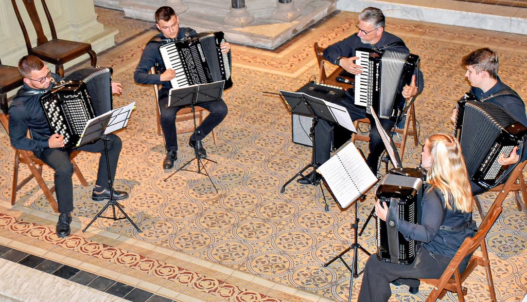 Eröffnet wurde das Heimatfest Freitagabend mit einem Konzert des Akkordeon-Quintetts der Kreismusikschule in der Hecklinger Basilika. Für die Besucher spielten Jan Luca Becker, Laurens Czubak, Dieter Giesemann, Finn Bindrich und Helena Blume (v.l.). Sie wurden mit viel Applaus belohnt und mussten am Ende noch eine Zugabe geben.