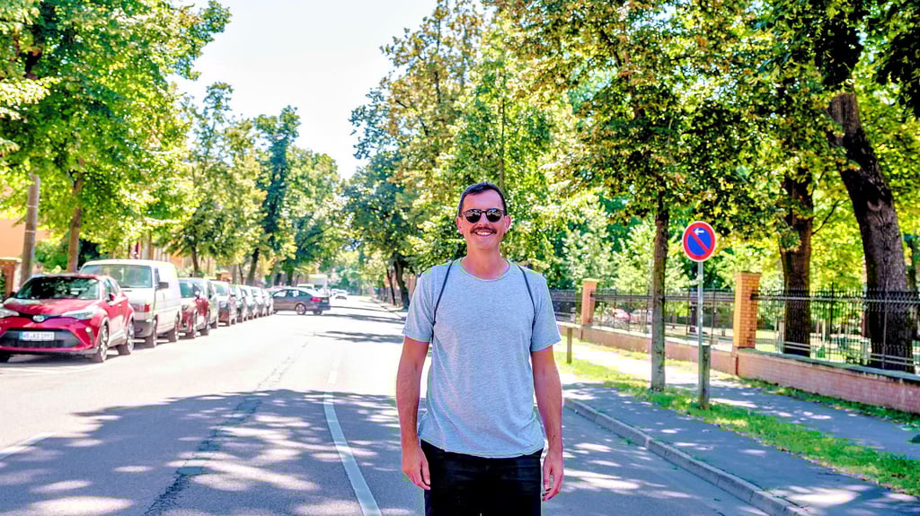 Thomas Merten in seiner alten Straße: Gemeinsam mit Dirk Wald und Andy Straube organisiert er das Lutherstraßenfest.