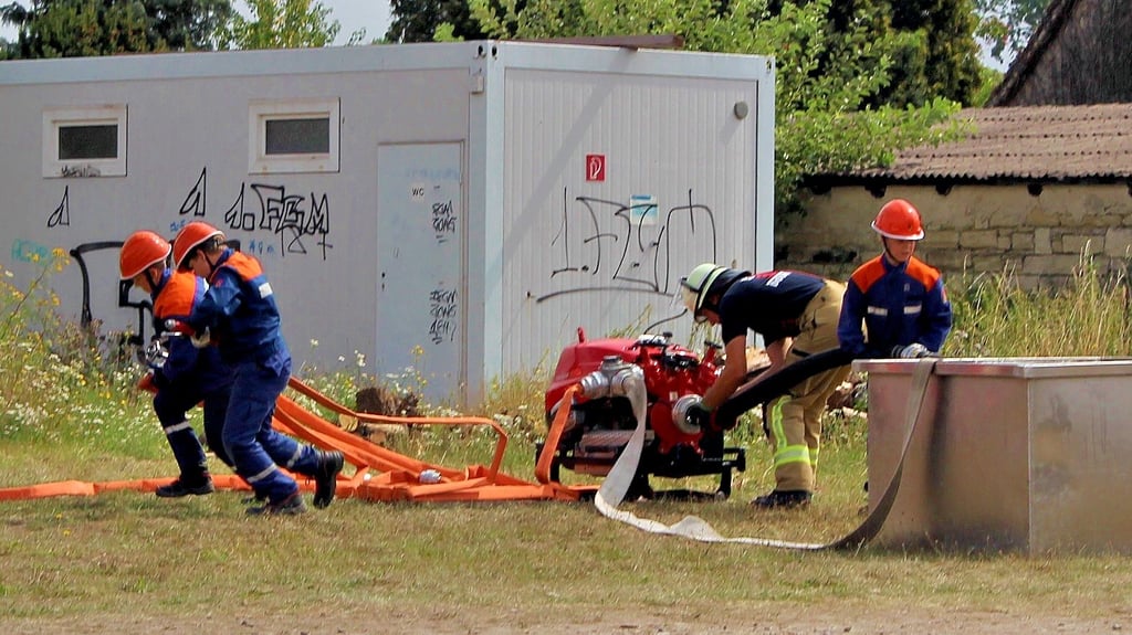 Jeder Griff muss sitzen, der lernen schon die Mitgleider dier Jugendfeuerweher Domesleben.