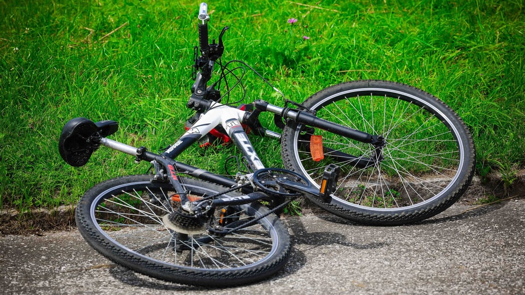 Bei einem Unfall in Magdeburg wurde ein Radfahrer schwer verletzt.